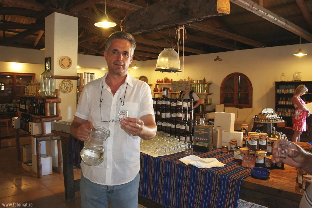 Grec care oferă un rachiu pentru a-ți vinde ulei de măsline, săpun și dulcețuri