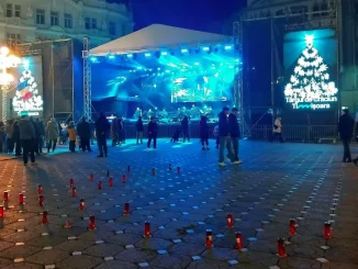Piața Victoriei din Timișoara; târgul de Crăciun și Crucea din candele din fața Operei