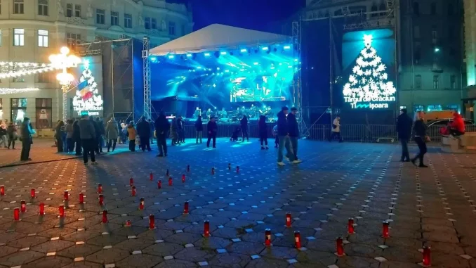 Piața Victoriei din Timișoara; târgul de Crăciun și Crucea din candele din fața Operei