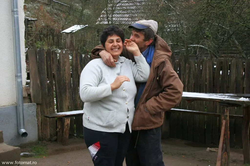 Arjoca primindu-și plata după ce a tăiat lemne Arjoca primindu-și plata după ce a tăiat lemne