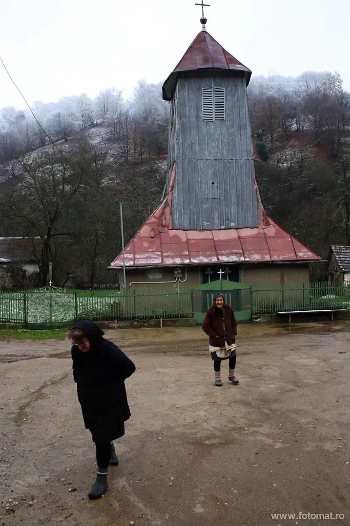 piața centralîă a satului: biserica din lemn de la Calina Calina biserica din lemn din Calina