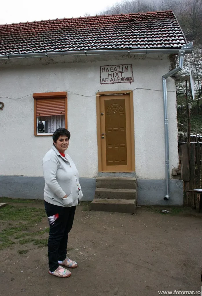 magazinul lui Noemi din Calina; firma scrisă cu vopsea pe tencuială și au uitat litera D magazinul lui Noemi din Calina vedere din exterior