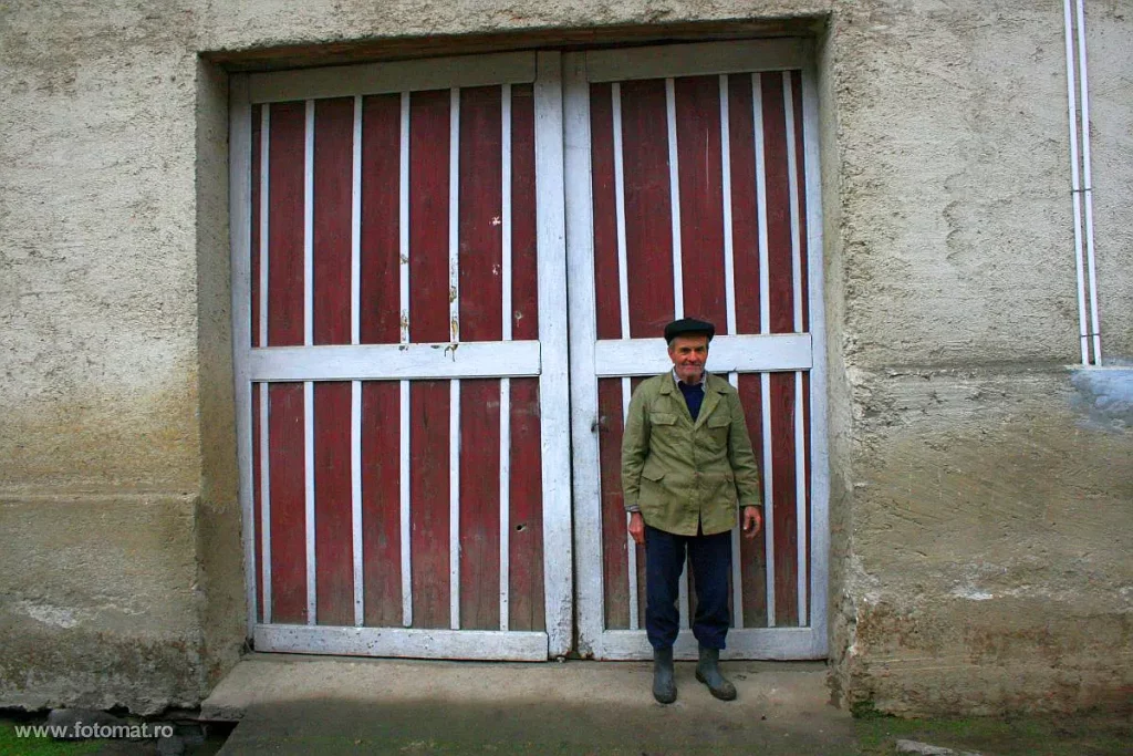 Poartă de casă. Întotdeauna mi-au plăcut porțile bănățene, sunt pline de mister, nu știi niciodată ce este dincolo de ele... Poartă de casă. Întotdeauna mi-au plăcut porțile bănățene, sunt pline de mister, nu știi niciodată ce este dincolo de ele...